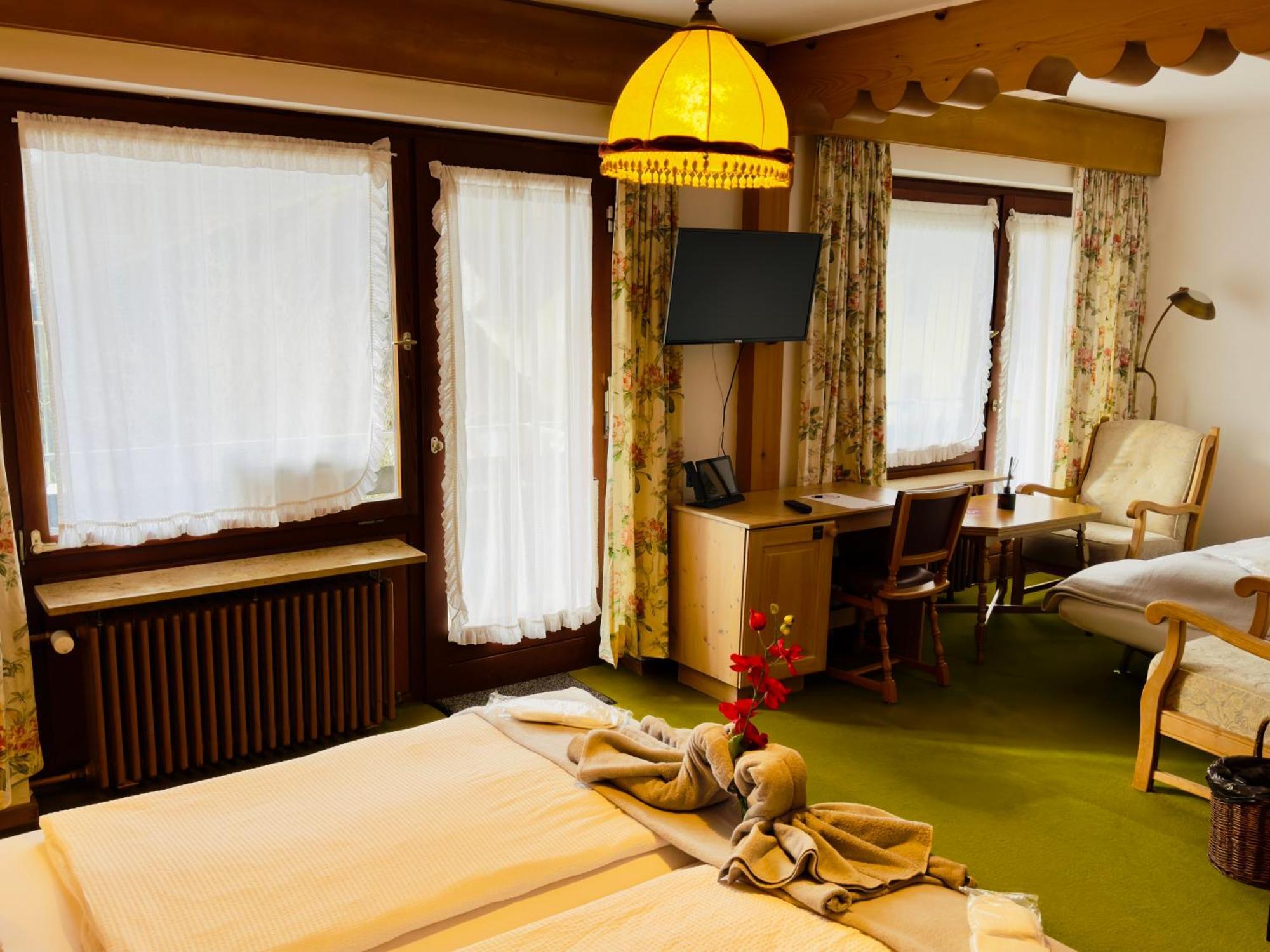 Hotel Restaurant Adler Stube Münstertal Oda fotoğraf