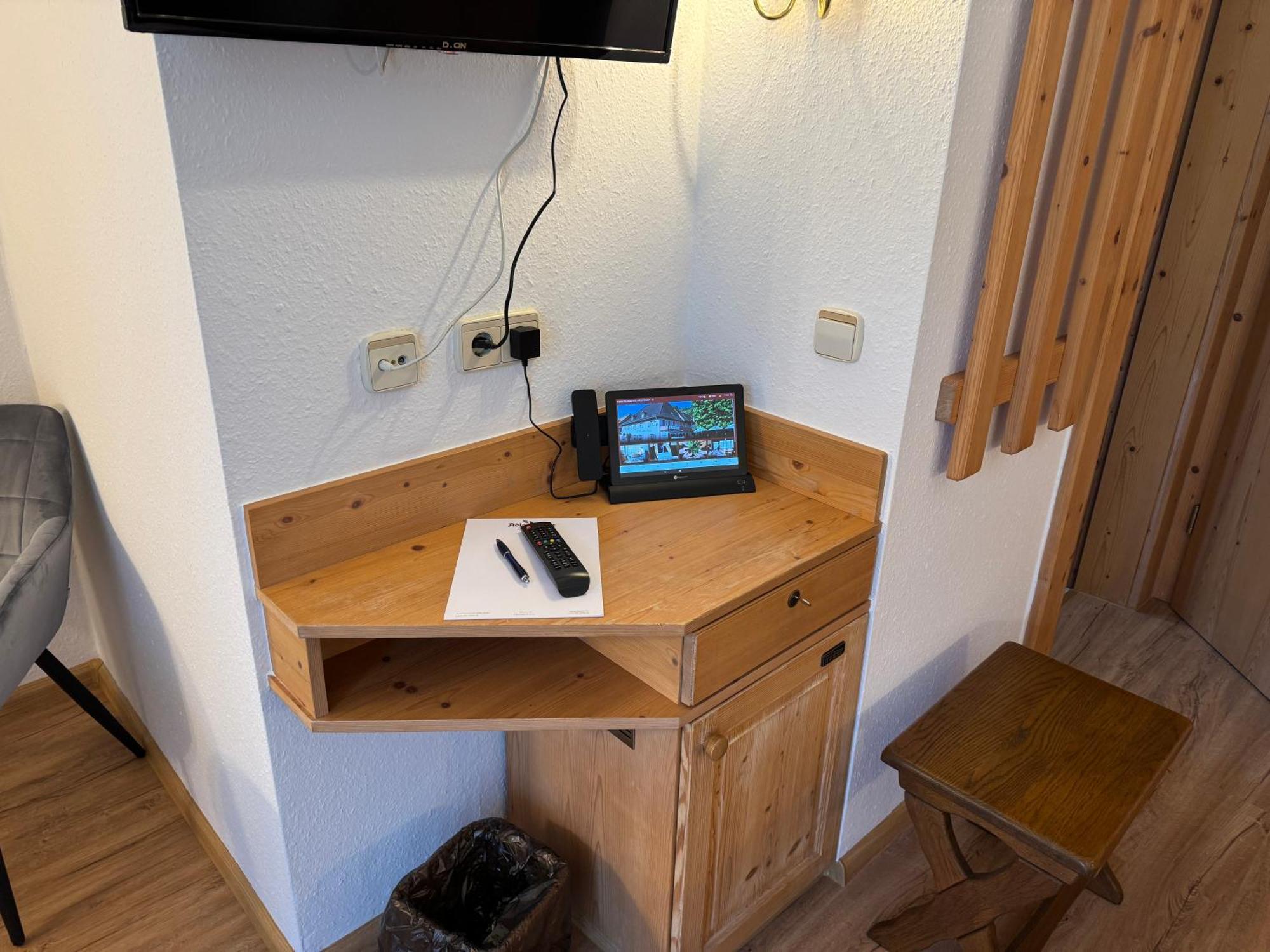 Hotel Restaurant Adler Stube Münstertal Oda fotoğraf